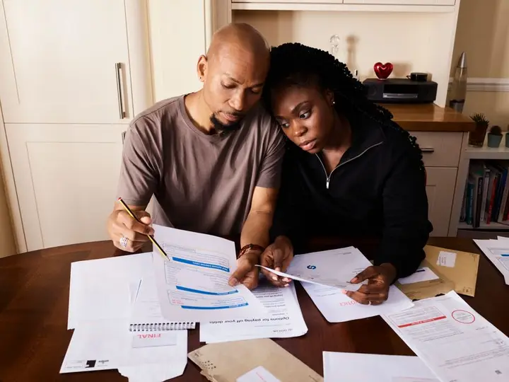 Mise en perspective du taux d'endettement rapporté au revenu disponible.
